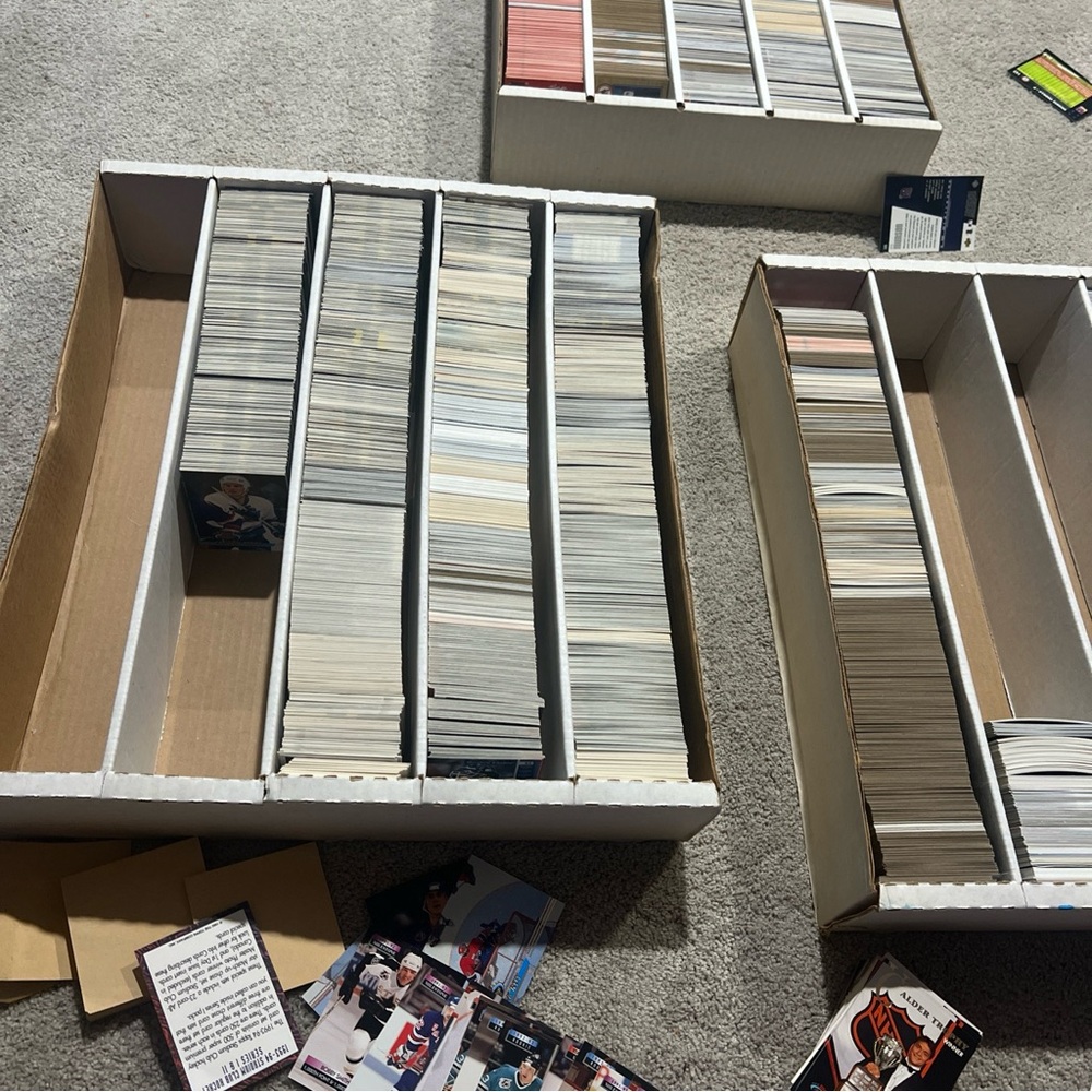 Card bundle of 200 baseball cards